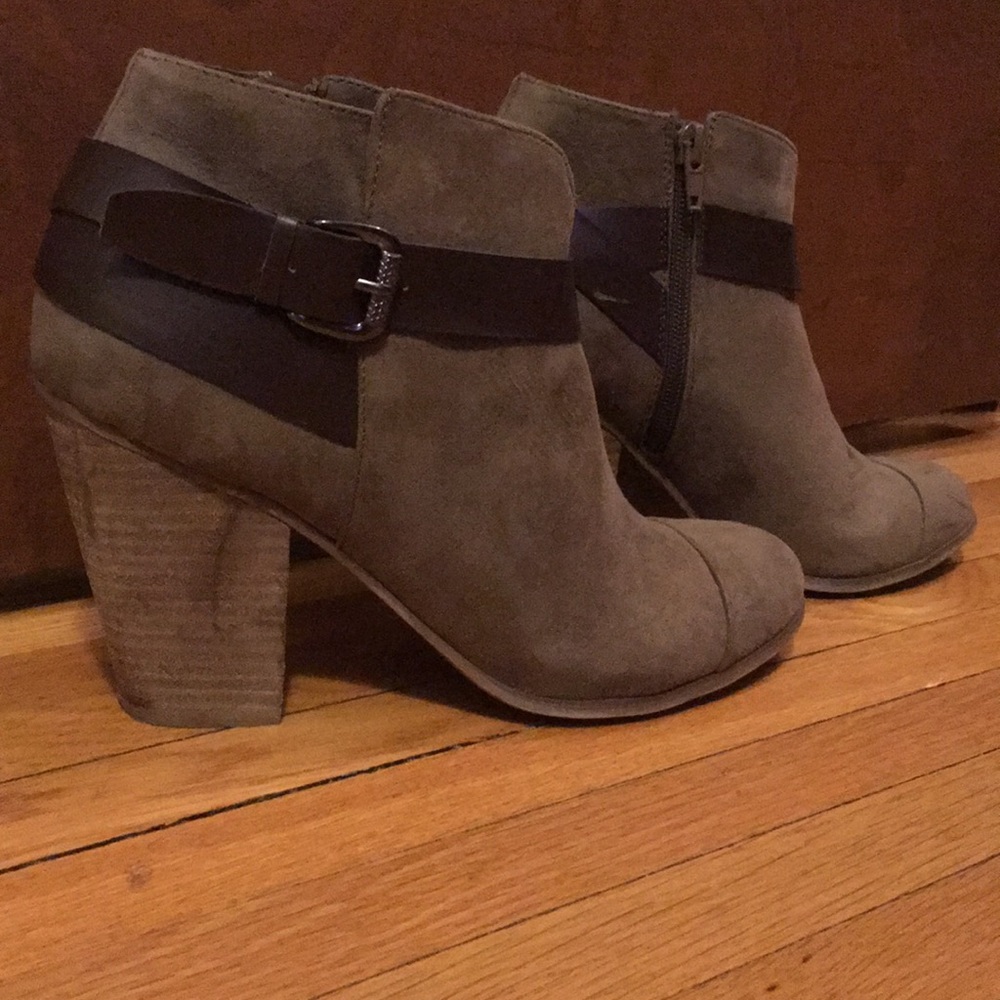 Carlos Santana low buckled heel 9.5
